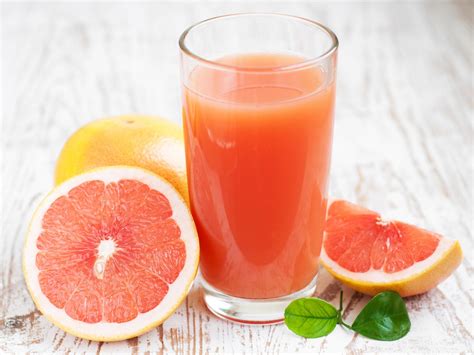 Supercharge Your Diet With These 5 Science-Backed Benefits of Grapefruit