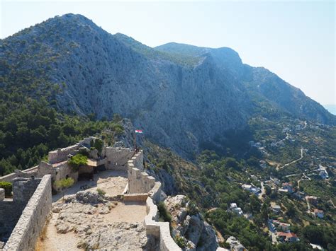 How to Hike the Omis Fortress Hike (Starigrad Fortress) - The Restless Adventurer