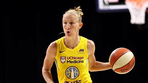 Courtney Vandersloot Becomes First in the WNBA to Average 10 Assists - HERO Sports