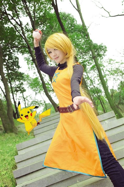 Pokemon Cosplay: Cute Pokemon Trainer Yellow Cosplayer