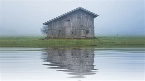 How to Create Realistic Water Reflections with Ripples in photoshop - PSDESIRE