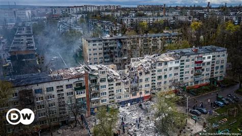 Ukraine updates: Zelenskyy condemns deadly Sloviansk strike – DW – 04/15/2023