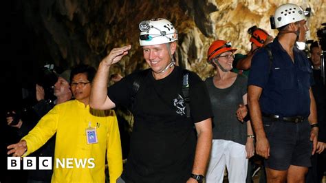 Thai cave rescue: Two divers return to where boys were saved - BBC News