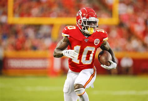 Tyreek Hill (clavicle) ruled out for Week 5 despite practicing for ...