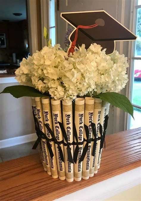 College Graduation Centerpiece | party plans | Pinterest ... | Centros de mesa de formatura ...