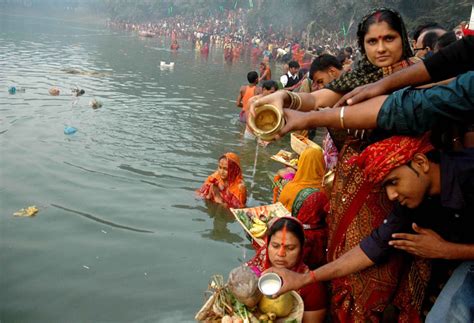 View Patna: Thousands perform Chhath Puja at Patna Zoo pond