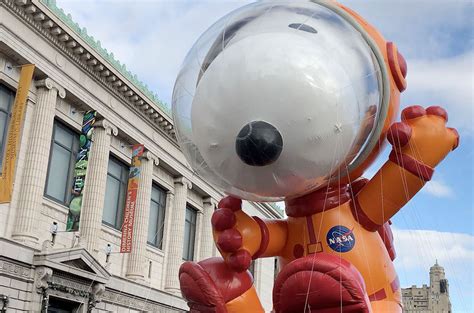 Astronaut Snoopy floats on space station, flies in Macy's Thanksgiving ...