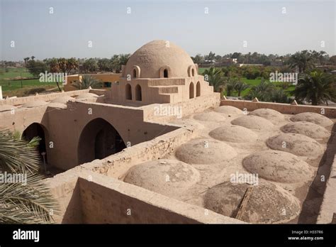 New Gourna Village mosque by Hassan Fathy, Egypt Stock Photo - Alamy