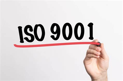 Hand schreibt "ISO 9001" auf ein Whiteboard - Creative Commons Bilder