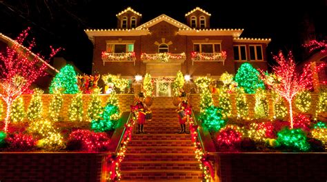 20 Phenomenal Outdoor Christmas Lights Setups