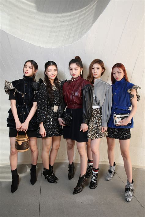 K-Pop Girl Group ITZY Makes Their "ICY" Cool Comeback: Watch - E ...