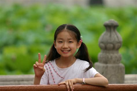 Little Girl Smiling and Giving Peace Sign | Dan Zen | Flickr