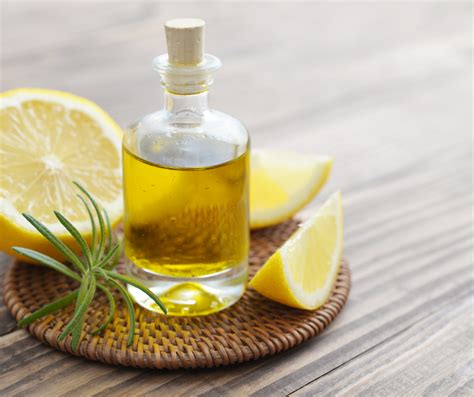 7 Ways to Use Lemon Essential Oil Every Day