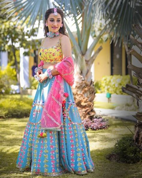 #30+ Trendy Bridal Mehndi Outfits Perfect For Flaunting