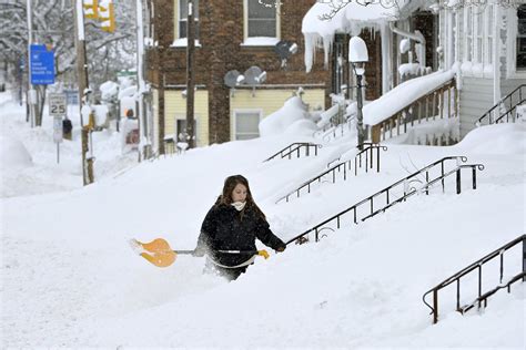 Christmas storm brings record snow to Erie, Pennsylvania - NBC News