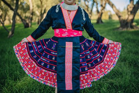 Hmong Outfit :: Hmong Leng Luang Namtha | ROSES AND WINE