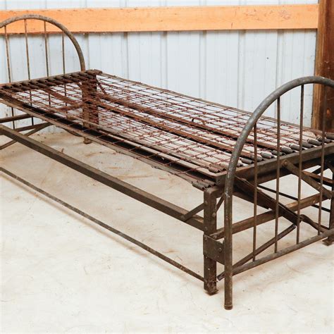 Antique Metal Trundle Bed | EBTH