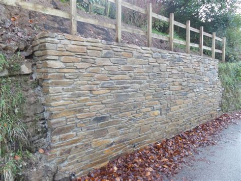 19+ Different Types of Retaining Wall Materials & Designs With Images