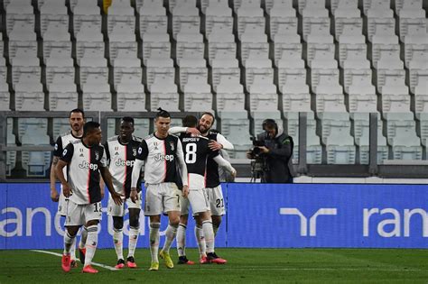 Ronaldo high-fives invisible fans as Juventus wins in empty stadium | IBTimes UK