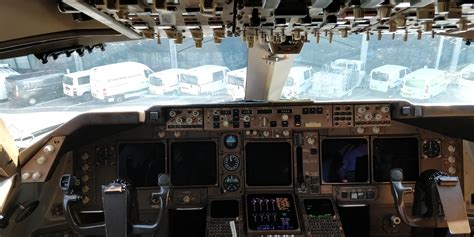 A Boeing 747 cockpit. (PH-BFW) JFK-AMS : r/aviation