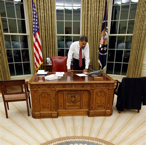 File:Barack Obama behind Resolute Desk.jpg - Wikimedia Commons