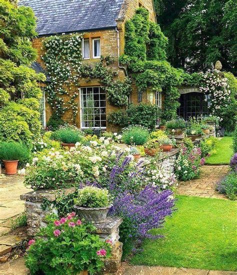 Pin on Casa de sonhos. | English cottage garden, Cottage garden design ...