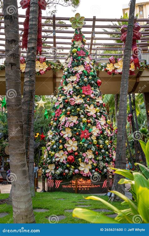 Christmas Tree at the Royal Hawaiian Center in Waikiki Editorial Image - Image of retail, resort ...