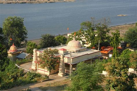 Garudeshwar Temple on the banks of river Narmada