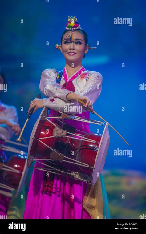 Korean dance troupe hi-res stock photography and images - Alamy