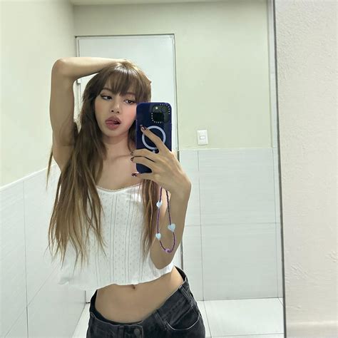 BLACKPINK Member LISA Shares New Mirror Selfies On Instagram, Looks Stunningly Beautiful