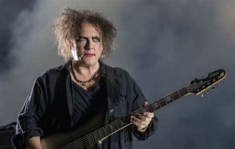 Robert Smith performs three songs as part of charity livestream : TheCure