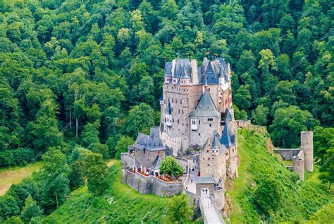 Premium Photo | Eltz castle