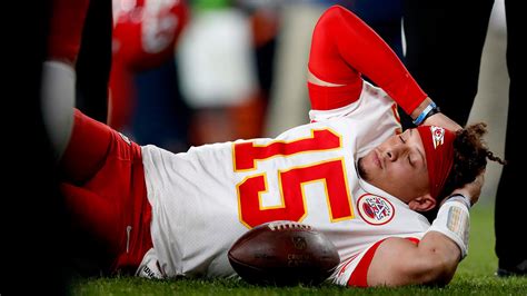 Chiefs’ Mahomes latest star quarterback sidelined by injury