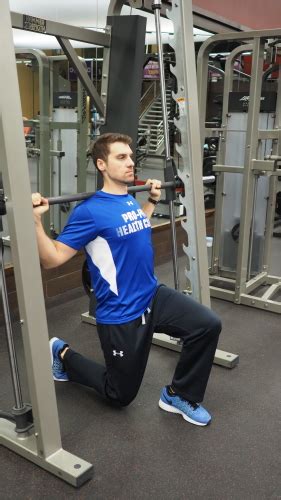 Smith Machine Lunges - Exercise Technique & Definition - FreeTrainers.com