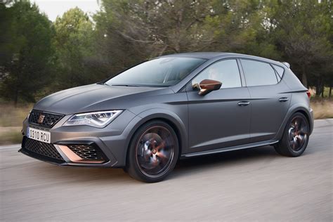 SEAT Leon Cupra R 2017 review | Auto Express