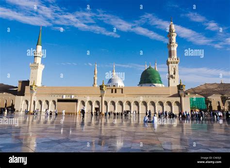 Medina mosque dome saudi arabia hi-res stock photography and images - Alamy