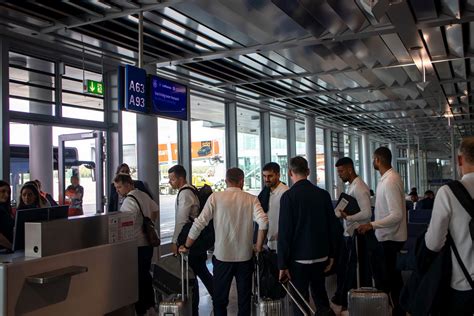 Flughafen Nürnberg: Abflug für Nationalelf - Public-Viewing-Bereich im Aufbau