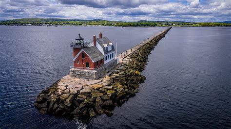 Guide to Maine Lighthouses and Seafood