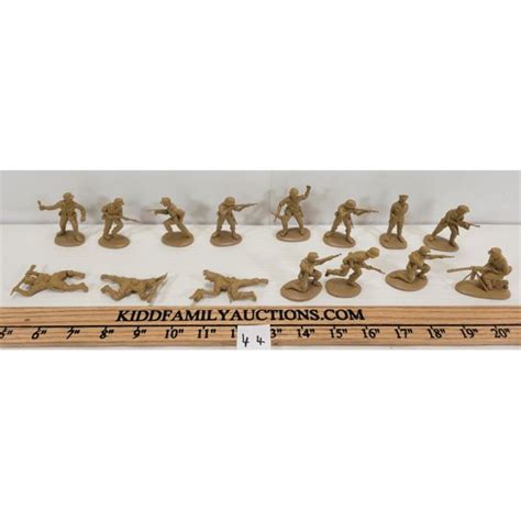 LOT OF 15 - ROMMEL - AFRIKA KORPS "THE DESERT FOX" FIGURES - Kidd Family Auctions