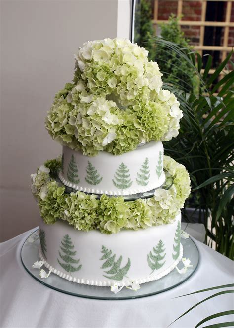File:Green fern wedding cake.jpg - Wikimedia Commons