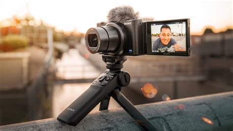 Sony ZV-1 | Best Youtuber & Vlogger Camera that fits in your Pocket ...