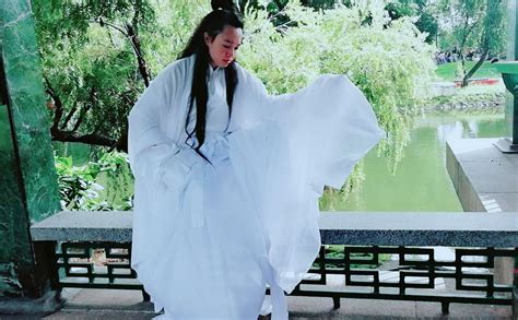 funeral clothing of Sangley people looks like Ruqun hanfu but are wrapped right over left, and ...