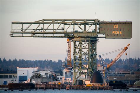 The 250-ton "Hammerhead" crane at Bremerton Naval Shipyard [2816 x 1880] : InfrastructurePorn