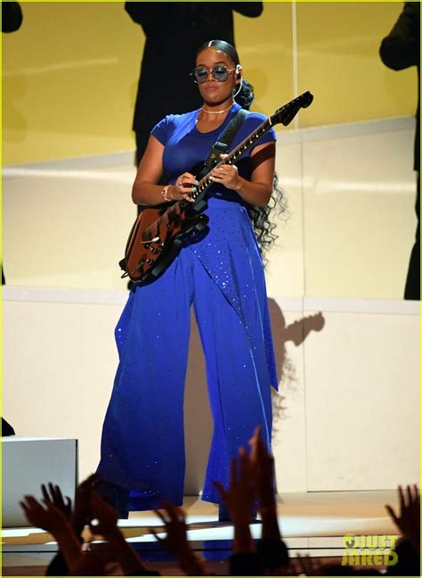 H.E.R. Blows Everyone Away With Her Guitar Skills During Grammy Awards ...