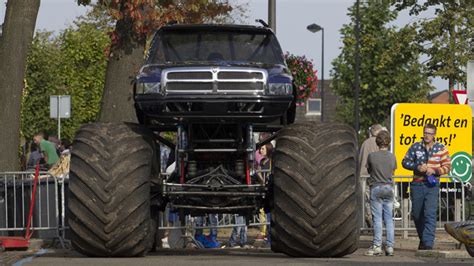 Monster truck crashes into spectators in Netherlands, 3 dead (VIDEO ...