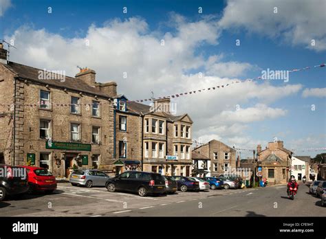 UK, England, Yorkshire, Wensleydale, Hawes village centre, Market Place shops and Bull’s Head ...