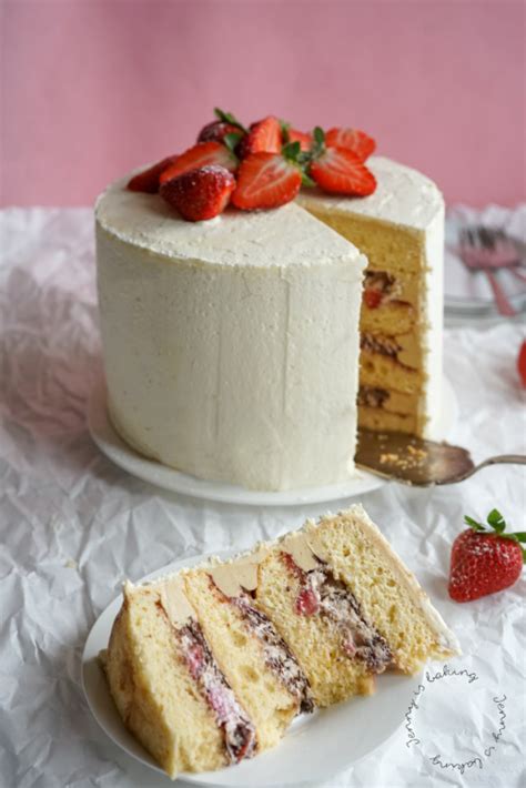 Delicious Strawberry Stracciatella Cake - Jenny is baking