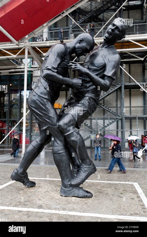 Zidane Materazzi Statue / Avignon Le Coup De Tete De Zizou En Statue Monumentale Midilibre Fr