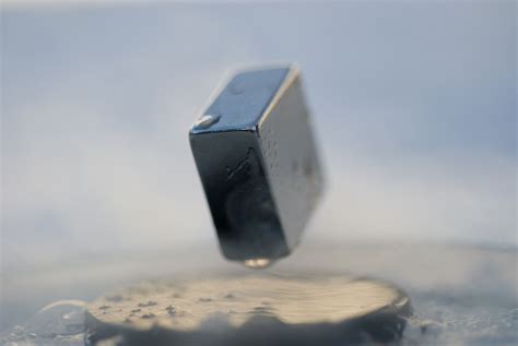 File:Levitation of a magnet on top of a superconductor 2.jpg - Wikipedia