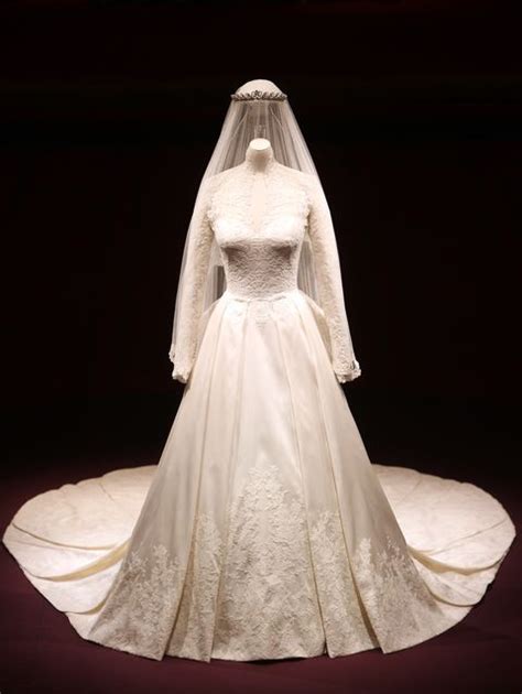 4 reasons why Kate Middleton Wedding Dress So Expensive - VÁY CƯỚI CAO CẤP LINH NGA BRIDAL